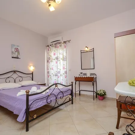 Gaitani Plaka Naxos Aparthotel